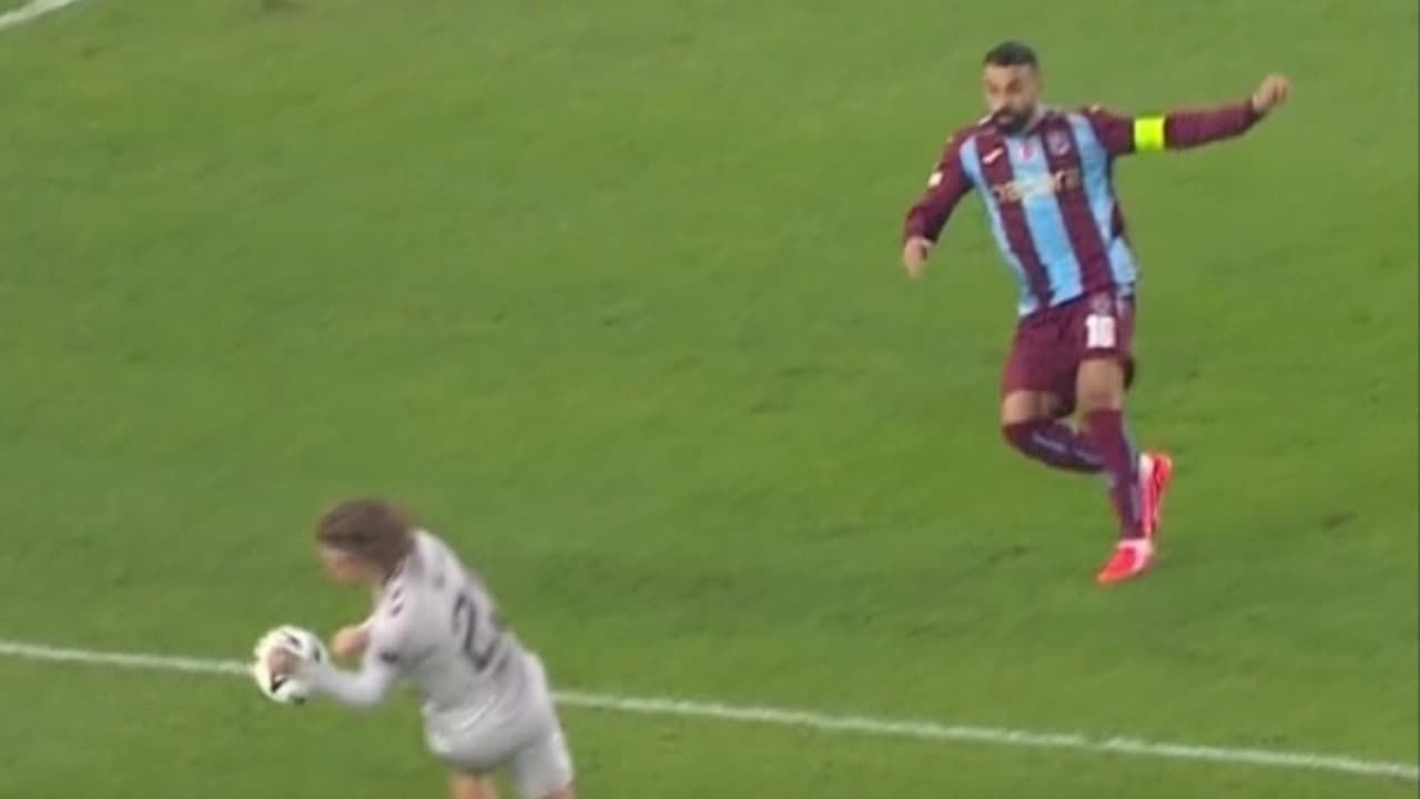 Trabzonspor-Hearts maçında penaltı pozisyonu ofsaytla sonuçlandı