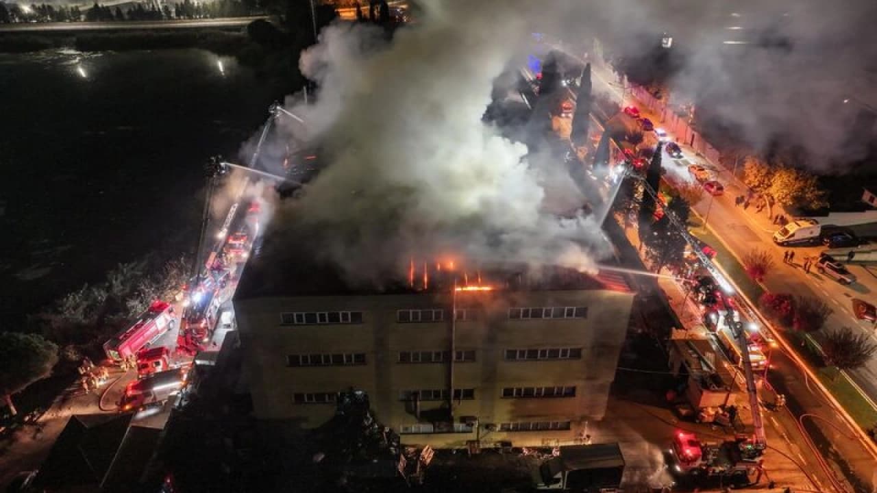 Tuzla'da Ayakkabı Fabrikasında Yangın: İtfaiyenin Müdahalesi Sürüyor