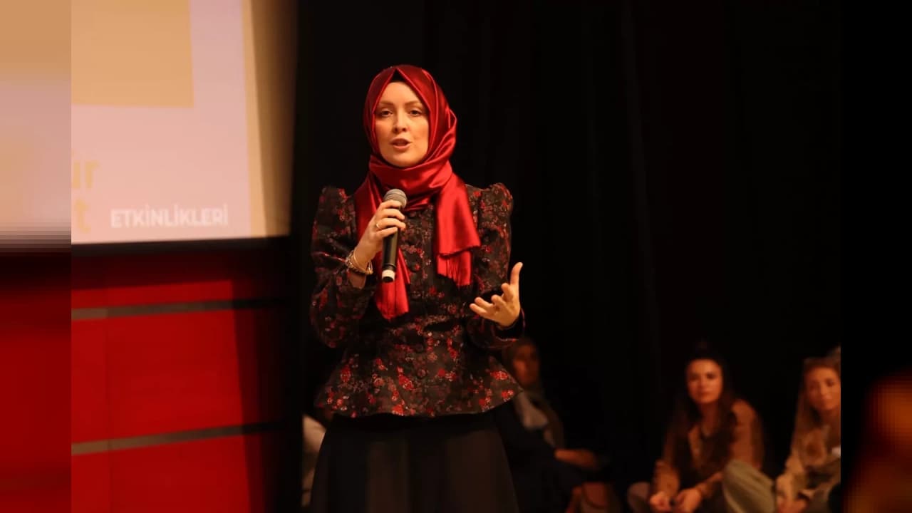 Uzman Psikolog Hatice Kübra Tongar Gebze'de vatandaşlarla buluştu