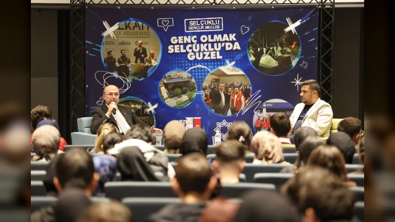 Başkan Pekyatırmacı üniversite öğrencileriyle Gençlik Buluşması'nda bir araya geldi
