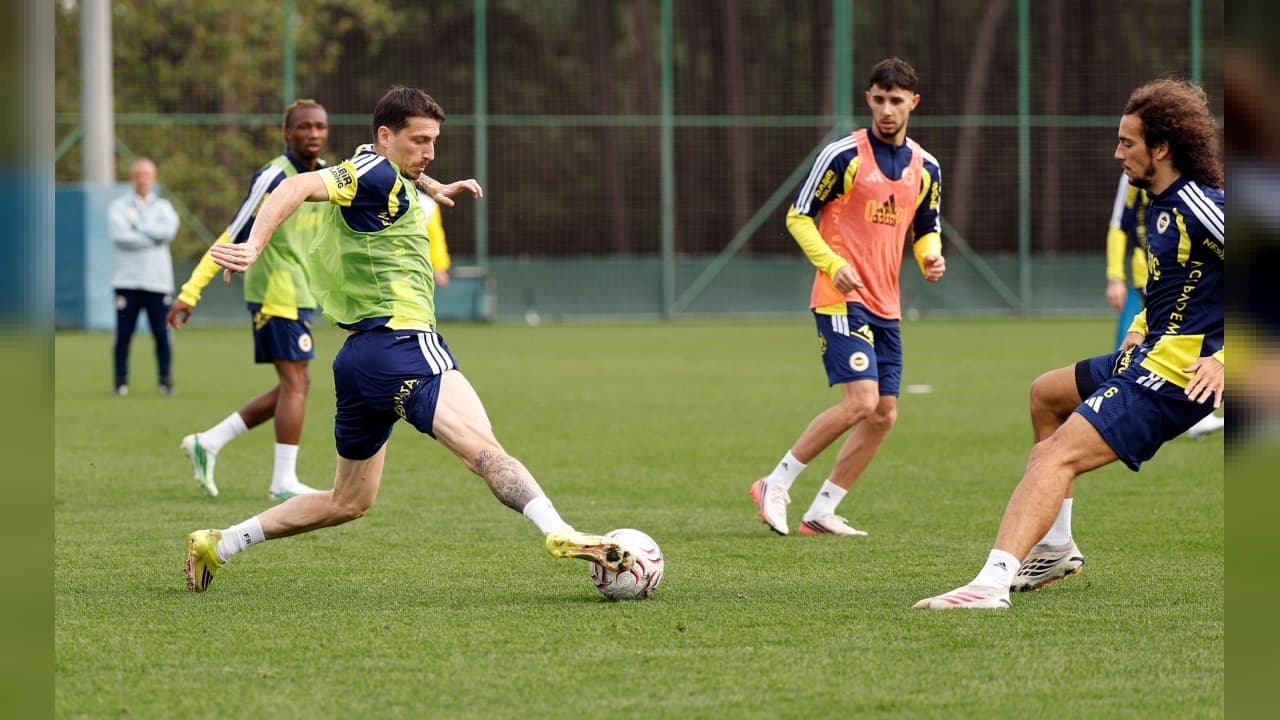 Fenerbahçe'de Galatasaray derbisi hazırlıkları: Mert Müldür antrenmanda