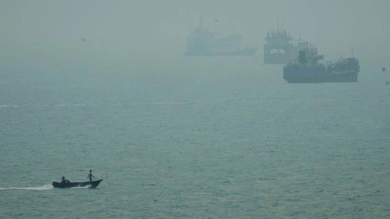 Hürmüz Boğazı'nda iki süper tanker mayına çarparak patladı