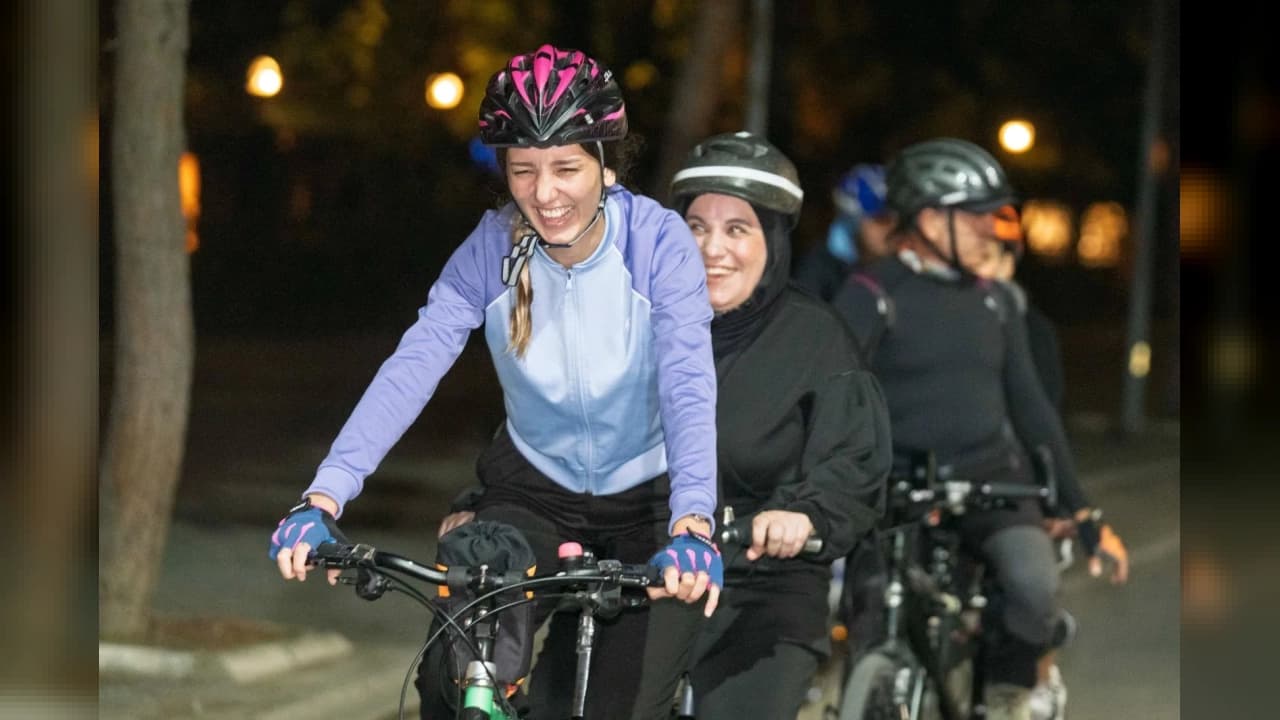 İZMİR'DE GÖRME ENGELLİLER TANDEM BİSİKLETLE KÜLTÜRPARK'TA TUR ATTI