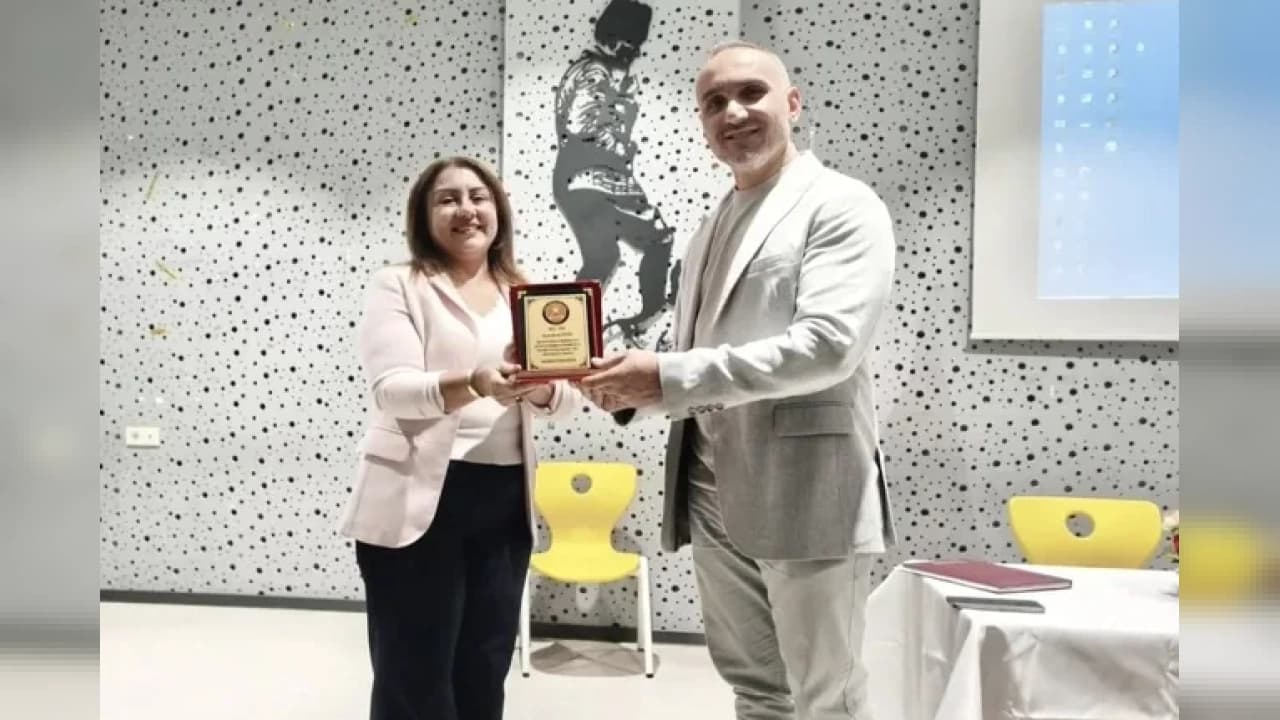 İZMİR'DE OKUL AİLE BİRLİĞİ GÖREVİNİ TAMAMLAYAN NEVRİL ÜSTÜN'E PLAKET