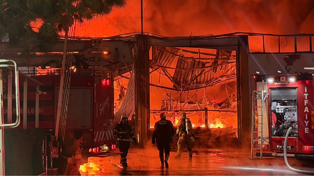 Manisa Organize Sanayi Bölgesi'ndeki Akü Fabrikasında Yangın Çıktı