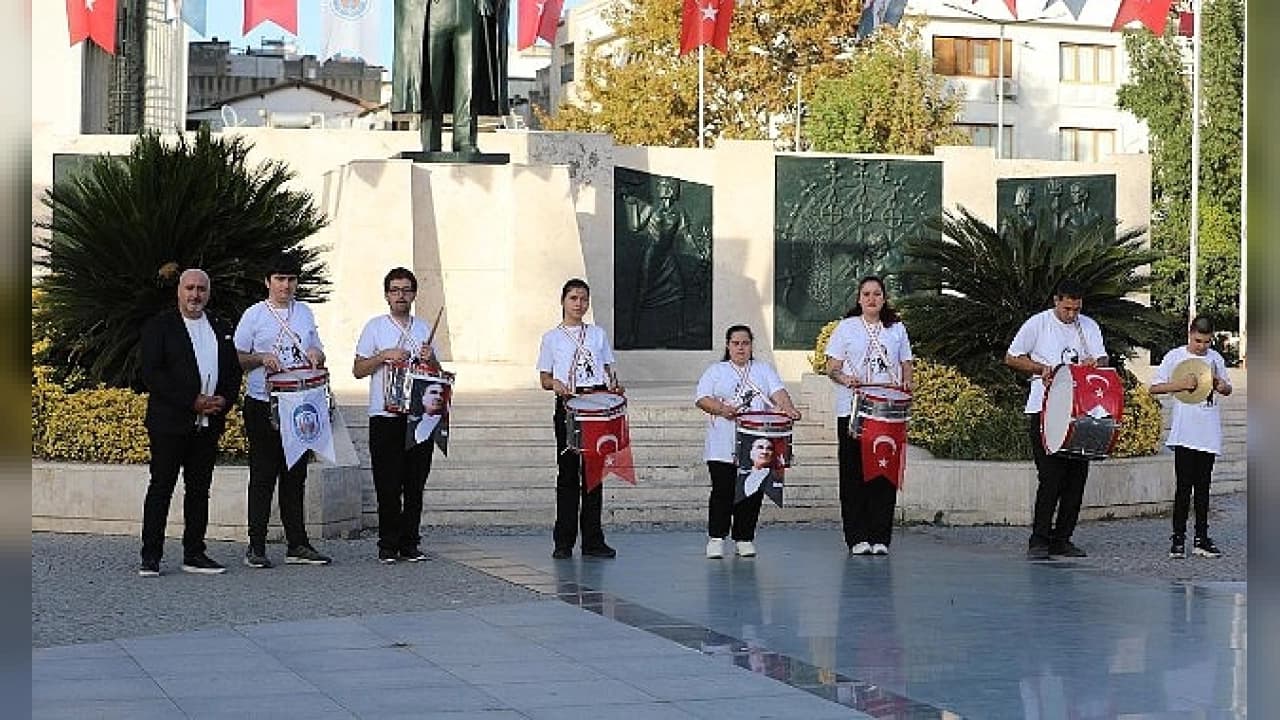 Efes Selçuk'ta Engelsiz Yaşam Merkezi Gençlerinden 29 Ekim Töreni