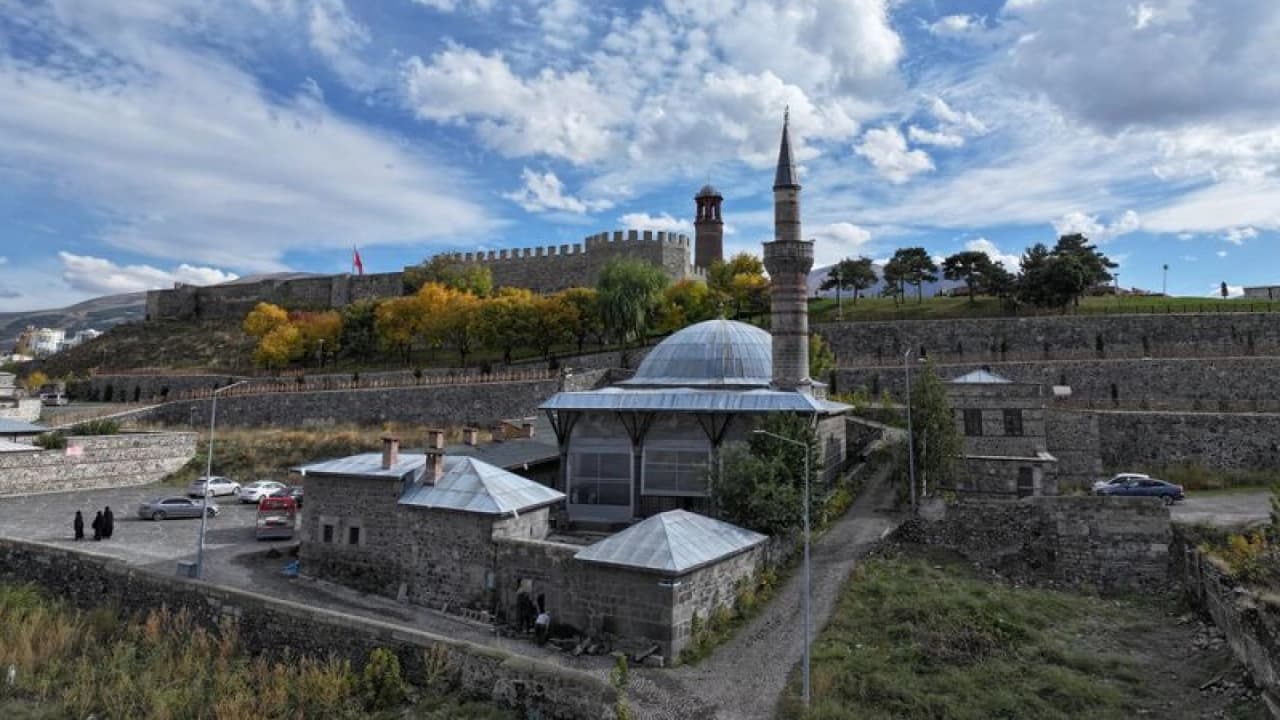 Erzurum'daki 325 Yıllık Kurşunlu Cami ve Medresesi Restore Ediliyor