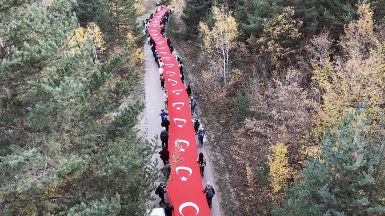 GÜMÜŞHANE'DE 100 METRELİK BAYRAKLA CUMHURİYET YÜRÜYÜŞ?