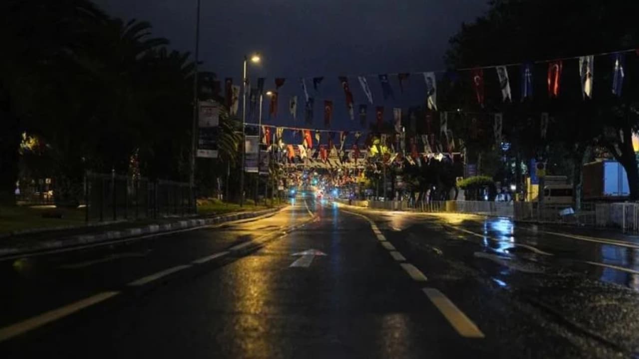 İstanbul'da Cumhuriyet Bayramı provası nedeniyle bazı yollar trafiğe kapatıldı