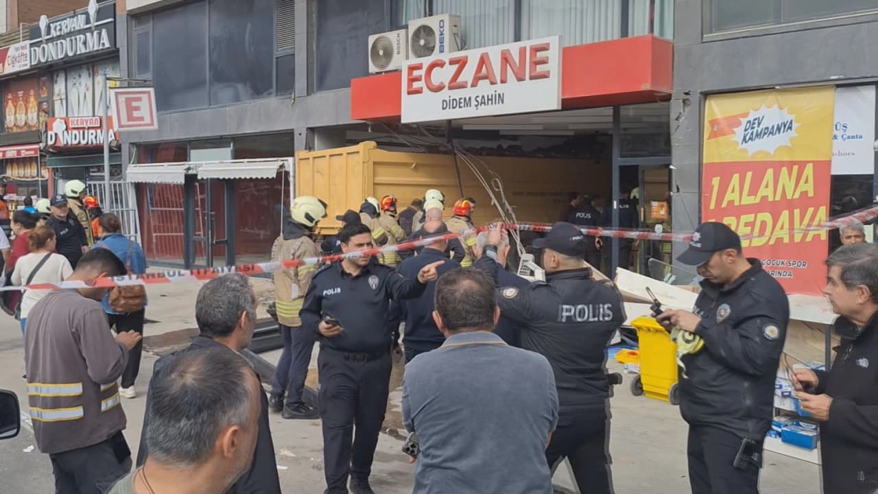 İstanbul Pendik'te hafriyat kamyonu binanın girişindeki eczaneye daldı