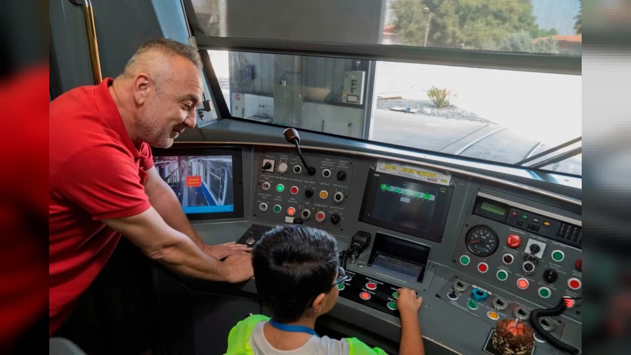 İzmir Metrosu'nda el sallayan Emirhan'ın kabin hayali gerçek oldu
