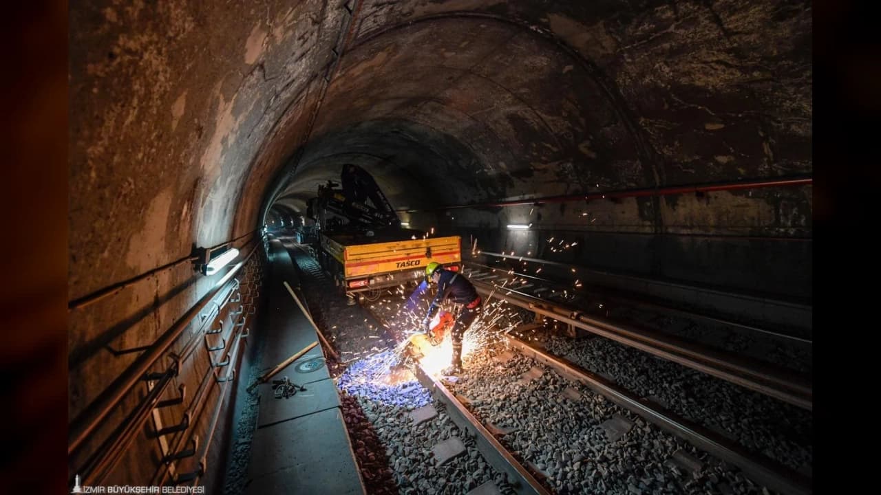 İZMİR METROSU'NDA RAY VE MAKAS YENİLEME ÇALIŞMALARI SÜRÜYOR