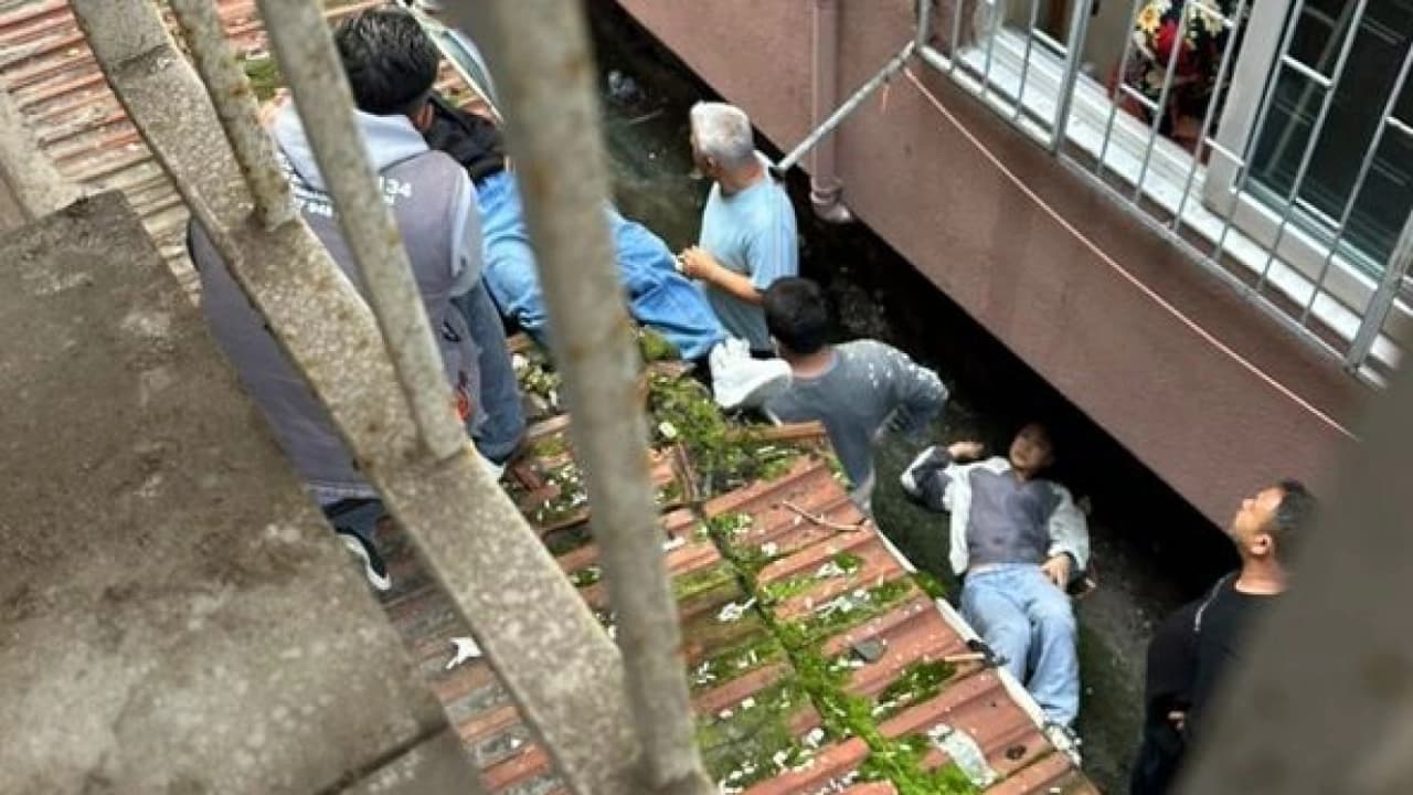 Küçükçekmece'de Kilitli Odadan Çarşafla Kaçan İki Kız Düştü