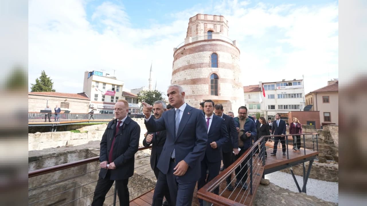 Kültür ve Turizm Bakanı Ersoy Makedonya Kulesi'ni ziyaret etti