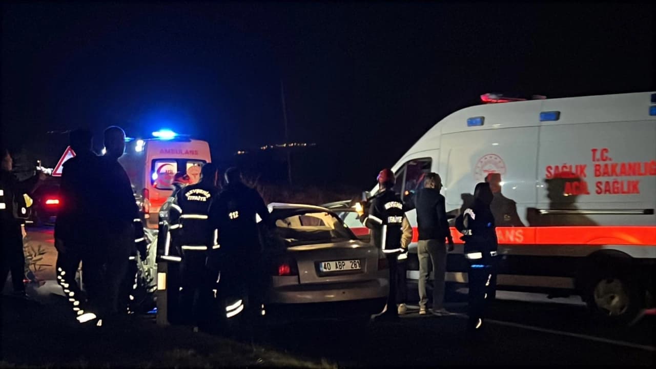 Nevşehir'de TIR'a Çarpan Otomobildeki İki Kişi Hayatını Kaybetti