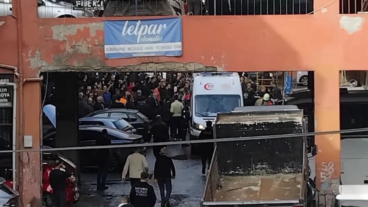 ÜMRANİYE'DE SANAYİ SİTESİNDE BALKON ÇÖKTÜ: 3 İŞÇİ YARALANDI