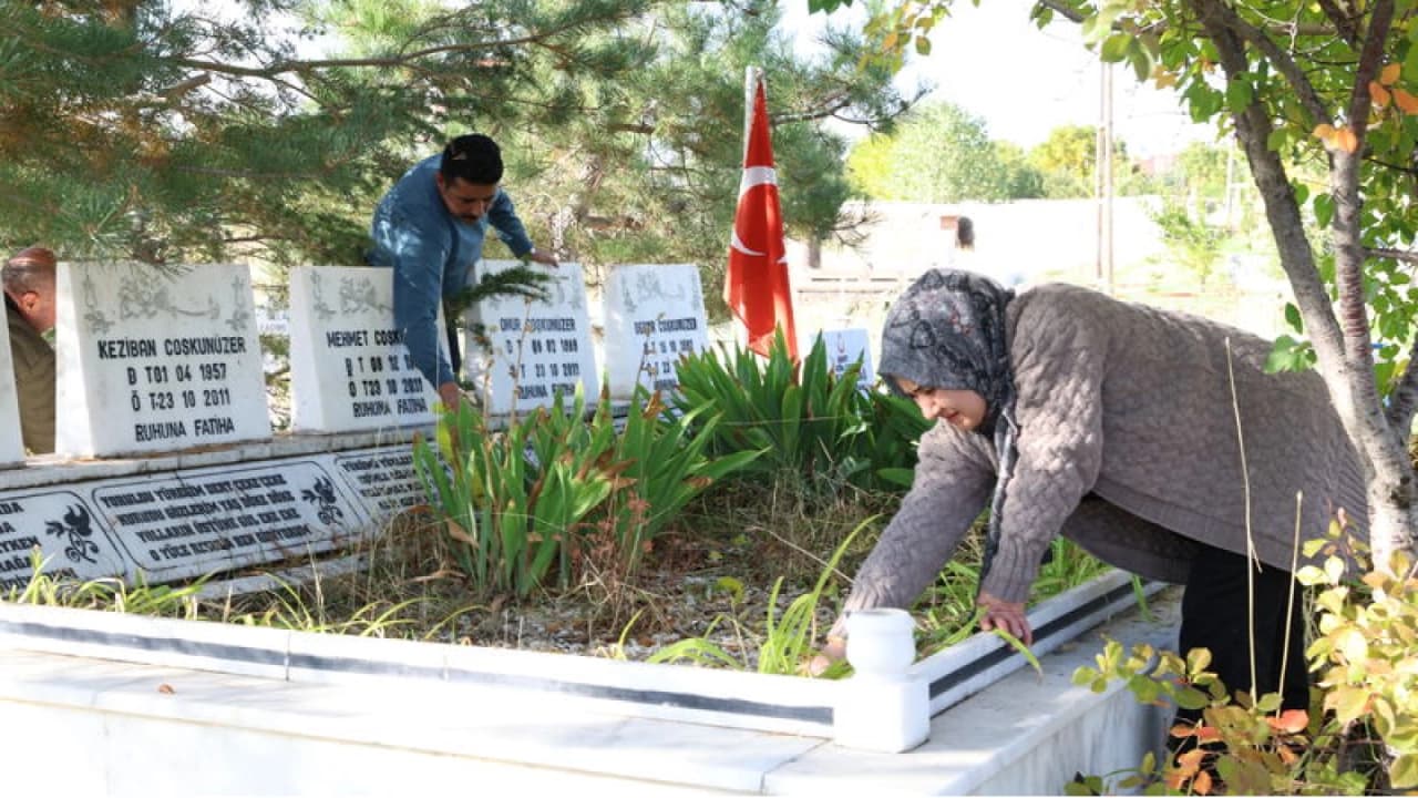 Van depreminin 15. yıl dönümünde hayatını kaybedenler anıldı