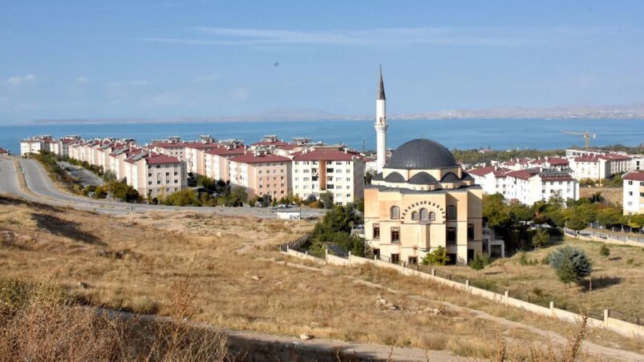 VAN DEPREMLERİNİN ÜZERİNDEN GEÇEN SÜREDE KONUT SEFERBERLİĞİYLE YENİ YAPILAR İNŞA EDİLDİ