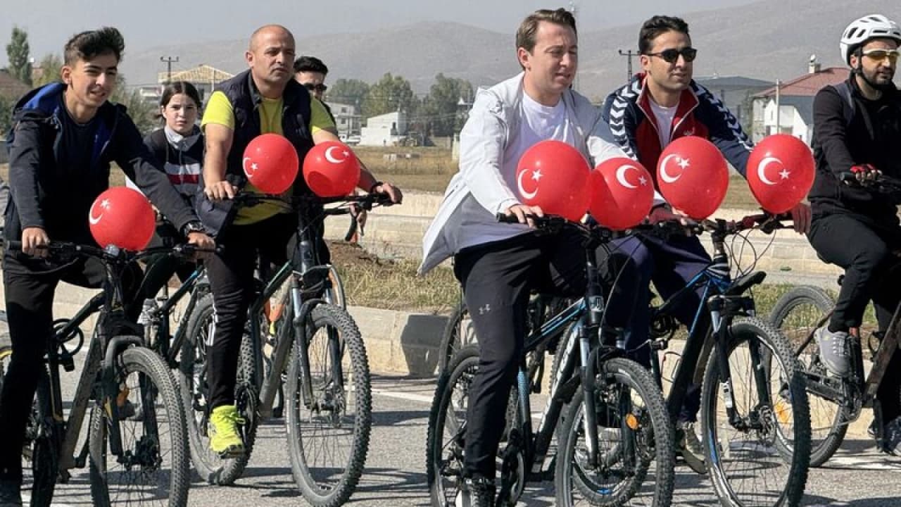 Yüksekova'da Cumhuriyet Bayramı İçin Bisiklet Turu Düzenlendi