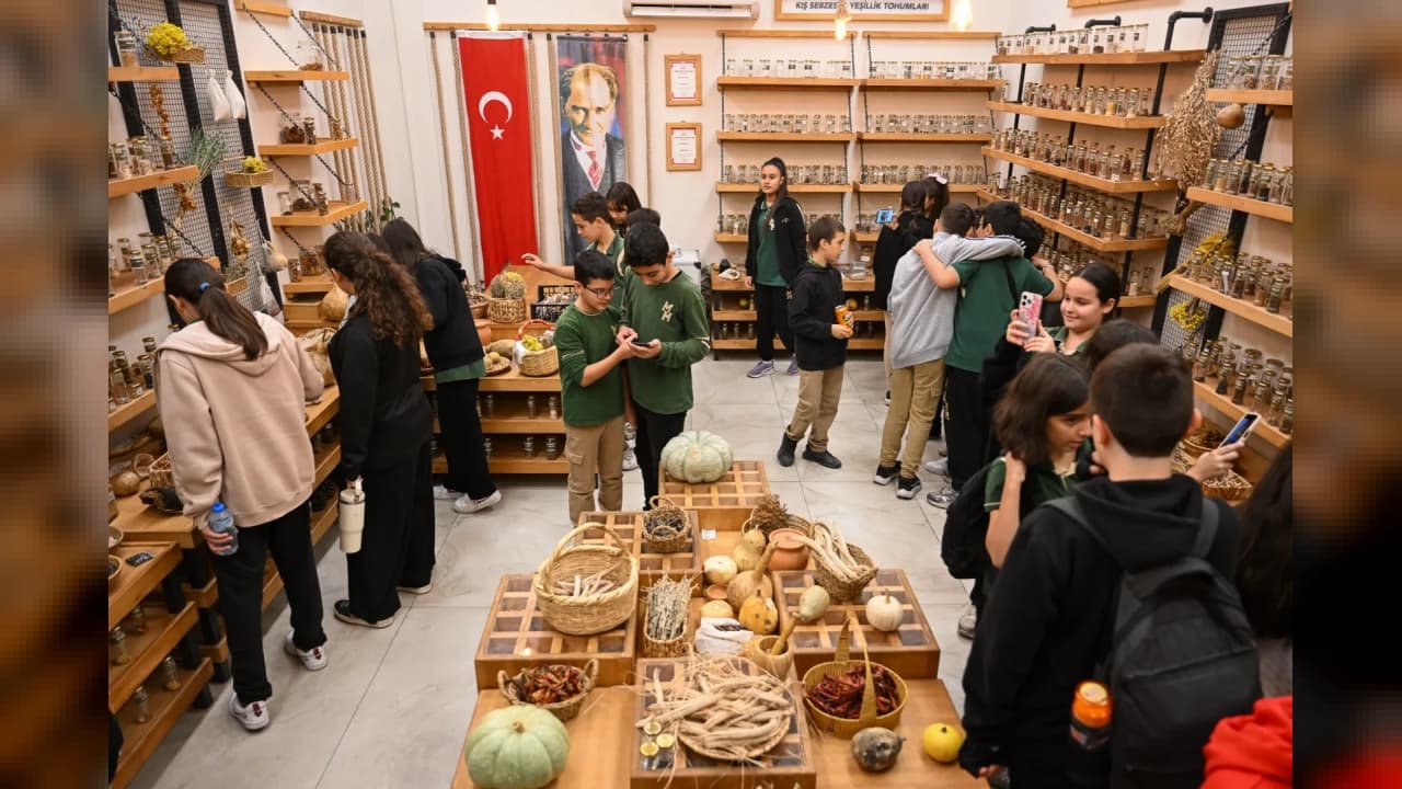 Bornova'da öğrencilere ekolojik tarım eğitimi ve civciv hediyesi