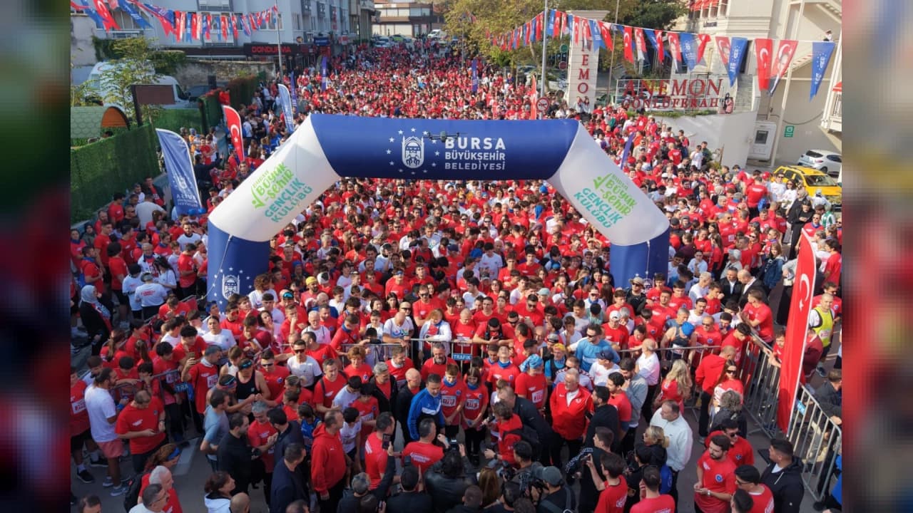 BURSA'DA BÜYÜKŞEHİR CUMHURİYET KOŞUSU'NA BİNLERCE KİŞİ KATILDI