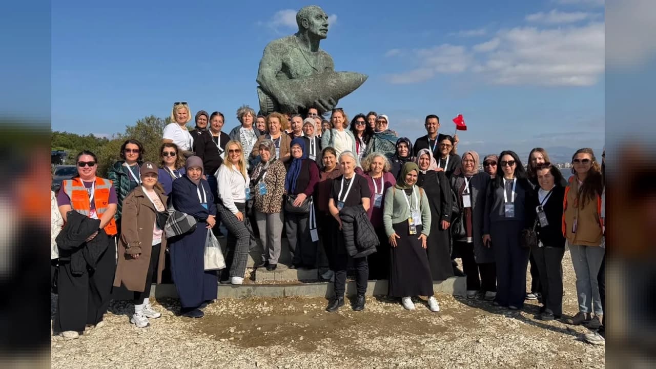 İzmir'de 250 genç doğa yürüyüşü yaptı, 200 kadın Çanakkale'yi gezdi