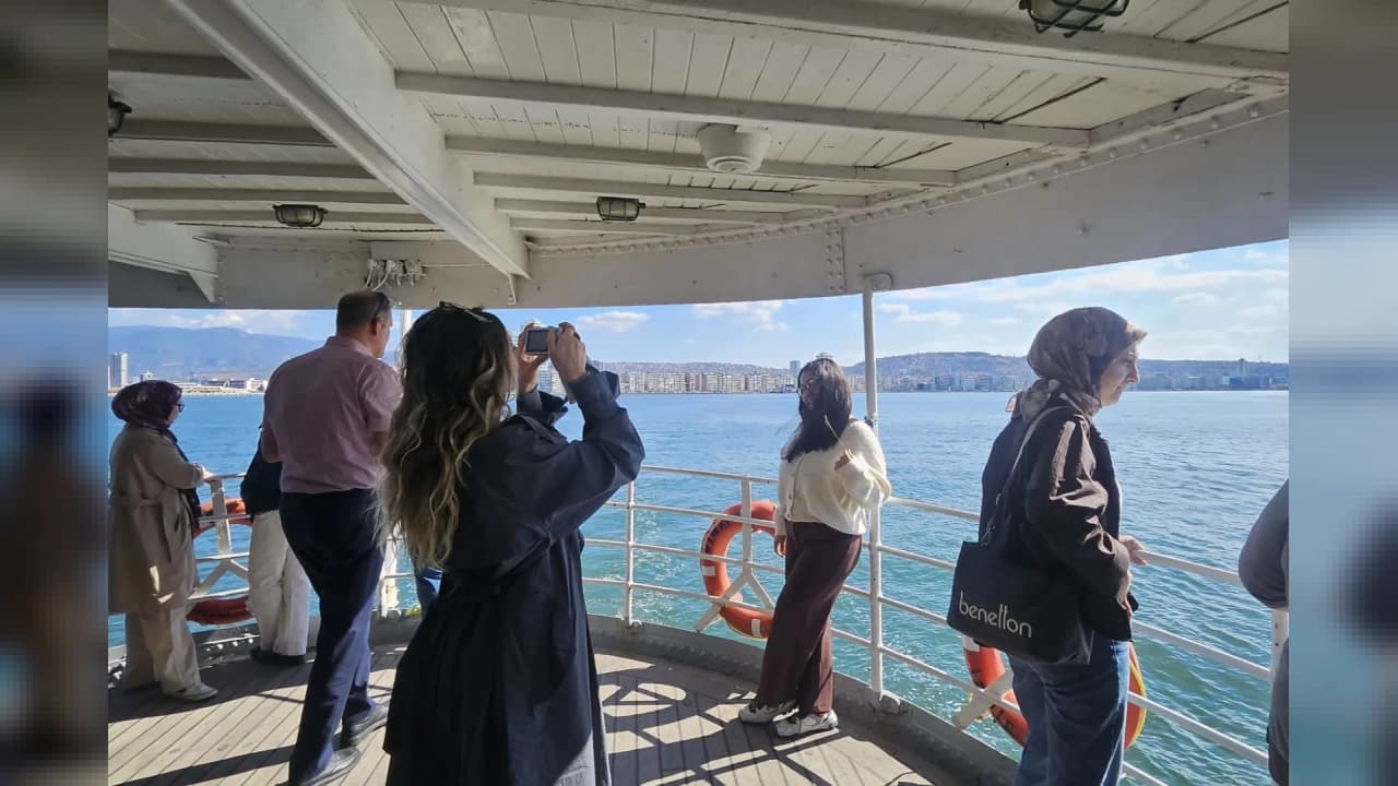 İzmir'de Bergama Vapuru rehberli Körfez turları başladı