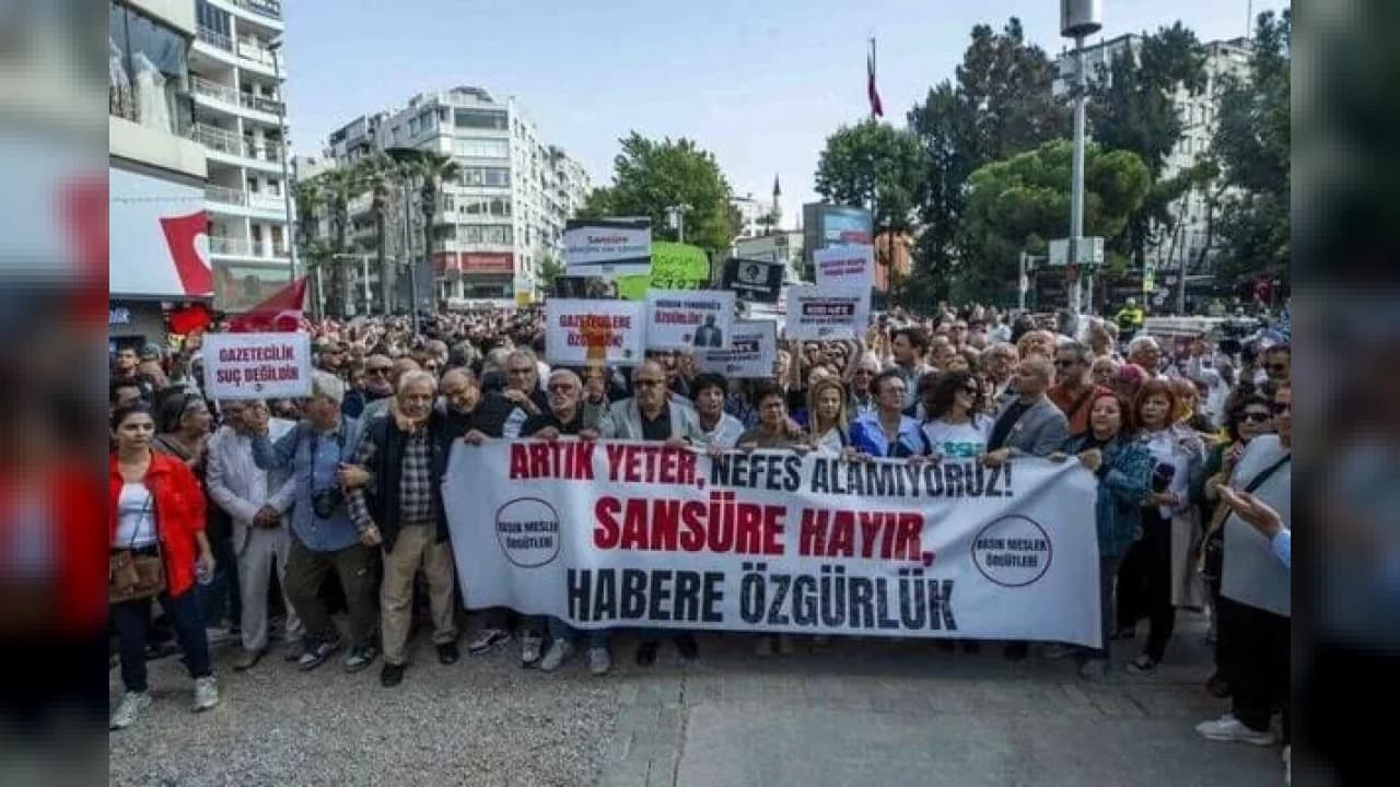 İzmir'de gazeteciler ve vatandaşlardan basın özgürlüğü protestosu