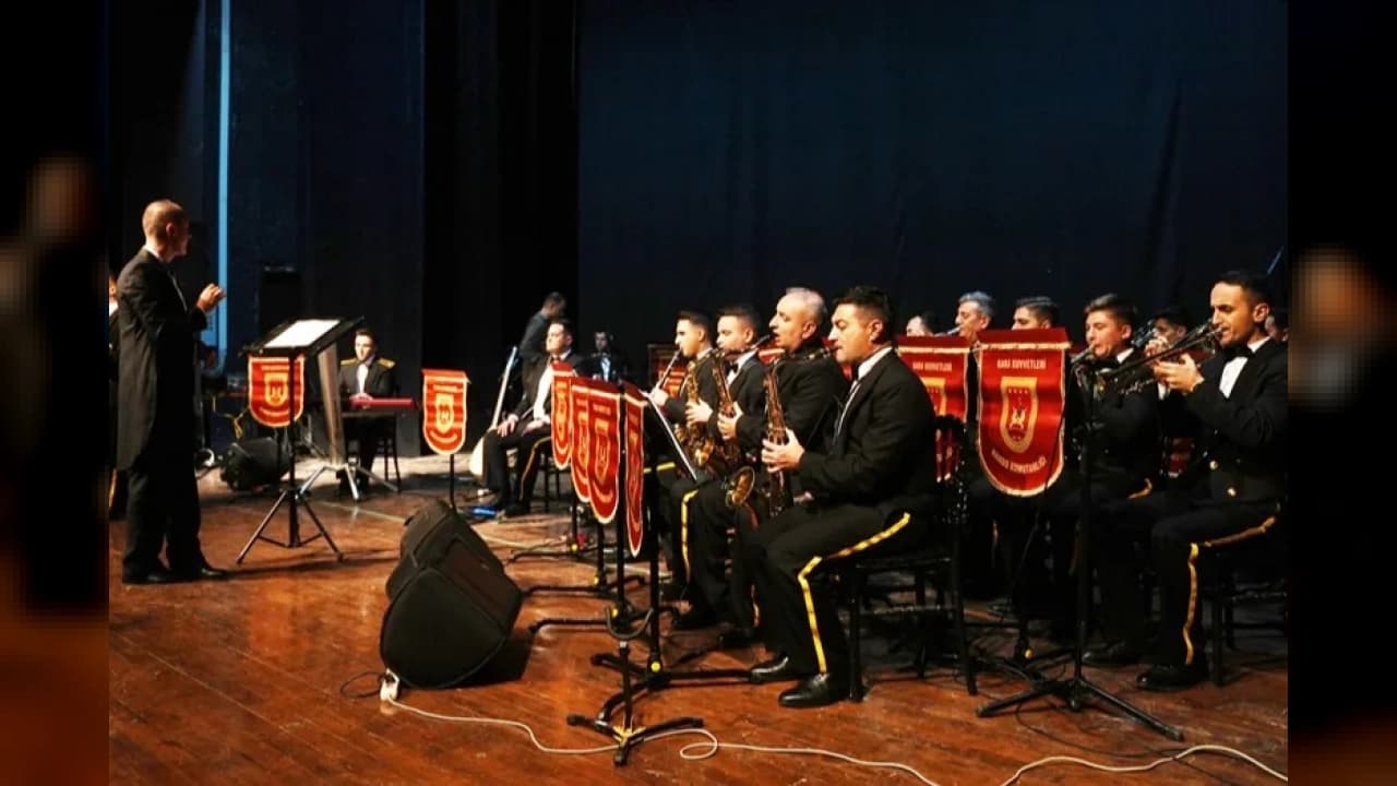 Kara Kuvvetleri Bando Komutanlığı Mardin'de Konser Verdi