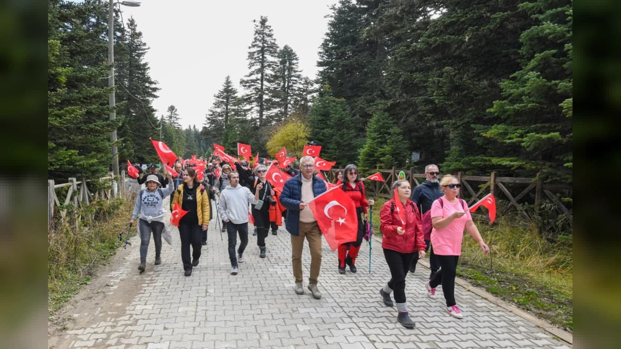 Osmangazi Belediyesi'nden Uludağ'da Cumhuriyet yürüyüşü