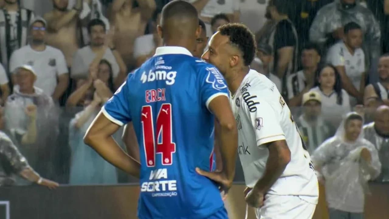 Santos forması giyen Neymar ağzını kapattığı için kırmızı kart gördü