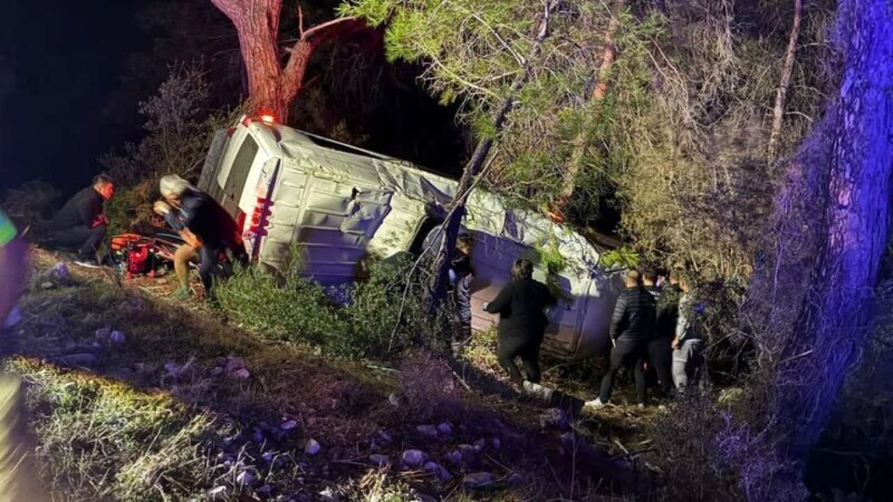 Antalya Kumluca'da dağcıları taşıyan tur minibüsü devrildi: 15 yaralı