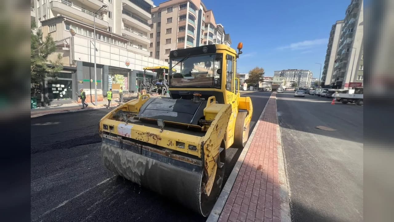Bursa'da Erdoğan Caddesi'nde Asfalt ve Düzenleme Çalışmaları Sürüyor
