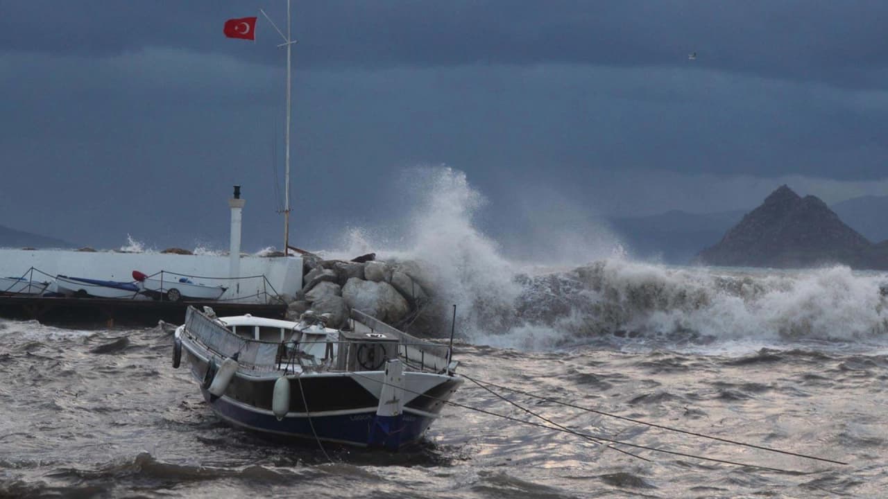 Datça'da olumsuz hava koşulları nedeniyle eğitime yarım gün ara