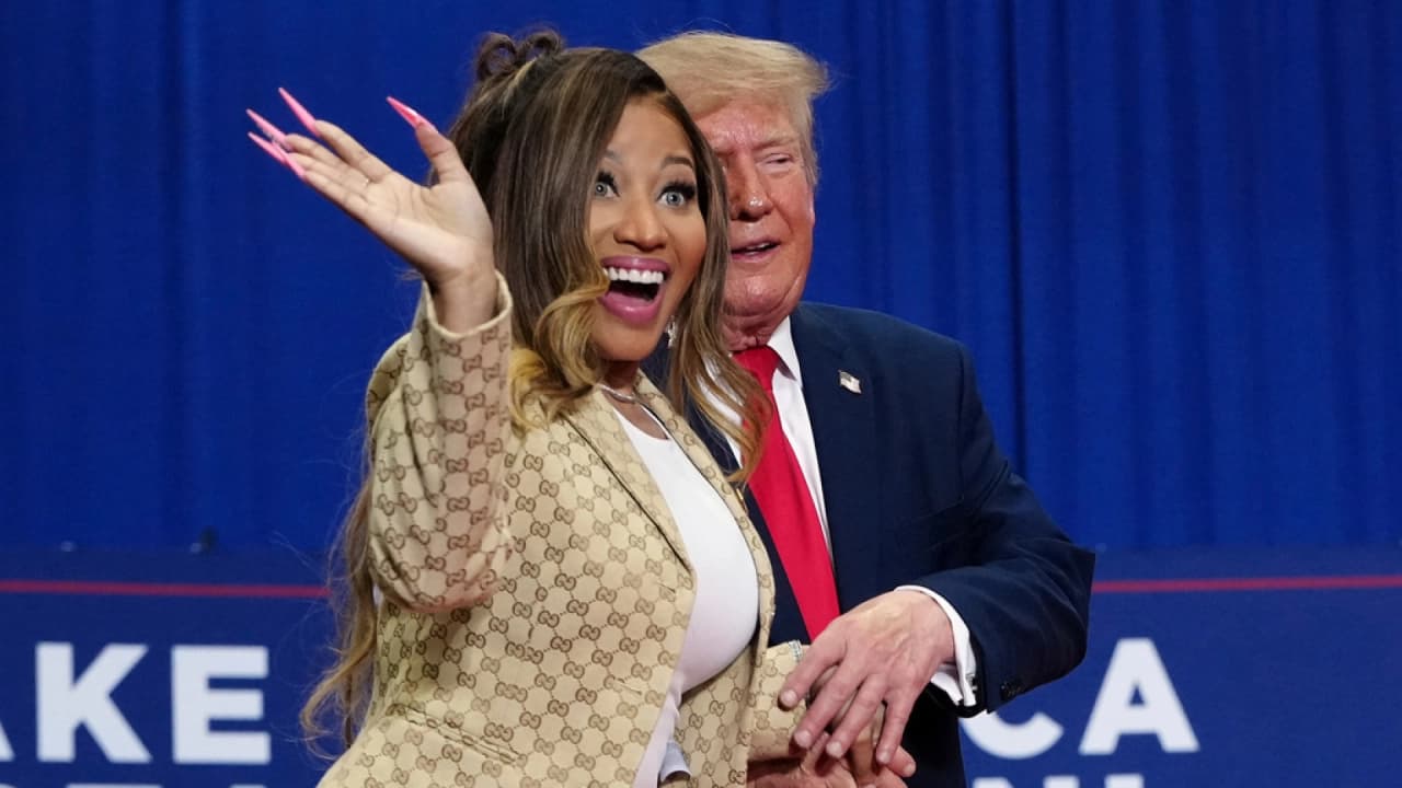 Donald Trump'tan Nicki Minaj'ın kalçasına mitingde övgü