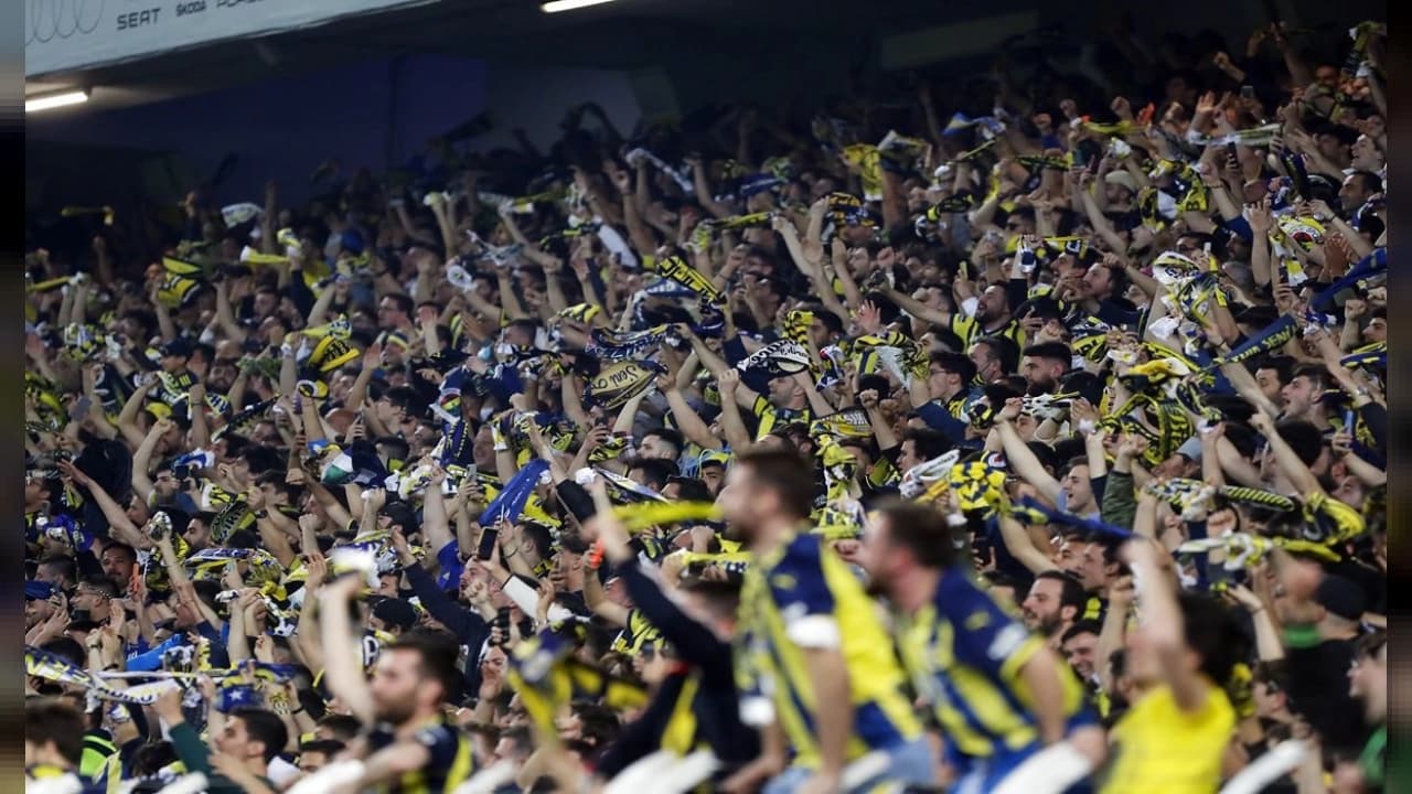 FENERBAHÇE'DEN TARAFTARA DERBİDE YAĞMURLUK VE BERE DESTEĞİ