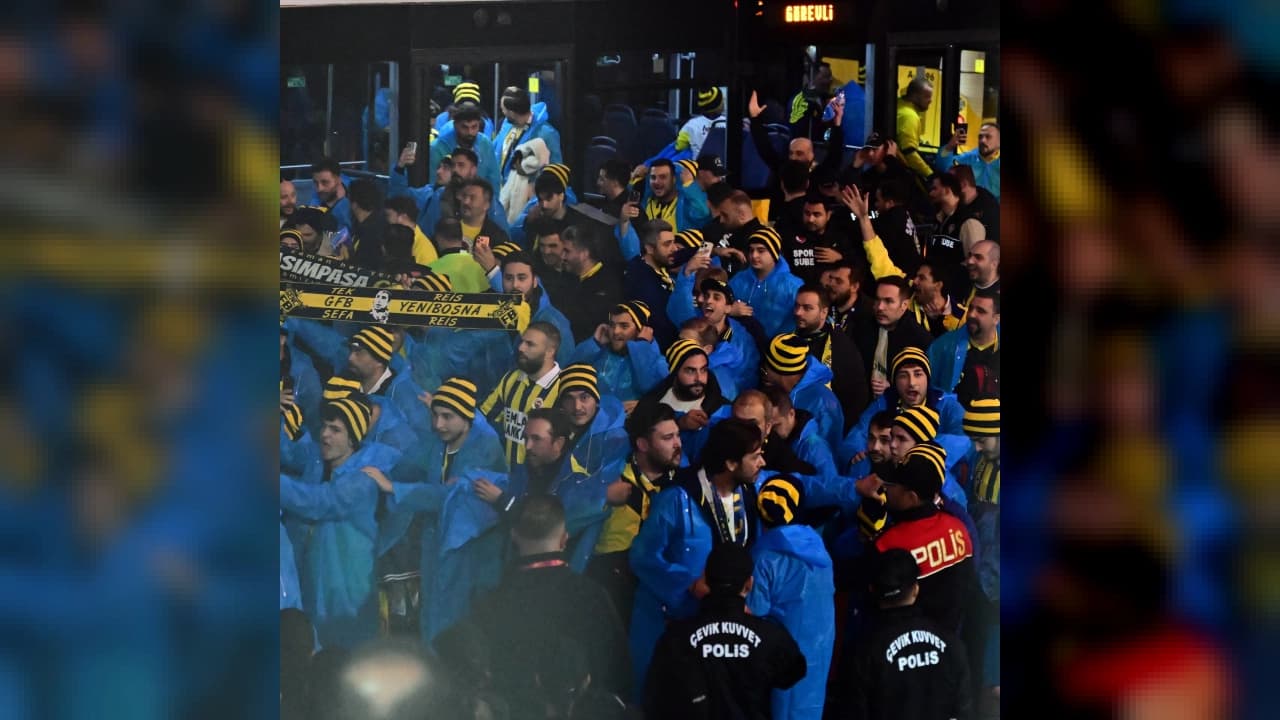 FENERBAHÇE TARAFTARI GÜVENLİK ÖNLEMLERİYLE RAMS PARK'A ULAŞTI