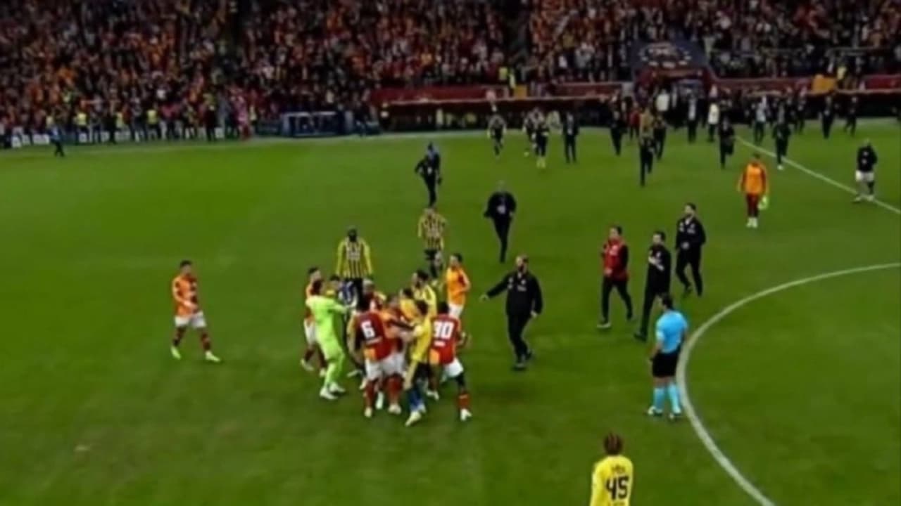 Galatasaray Fenerbahçe'yi 2-1 Mağlup Etti, Maç Sonu Gerilim Çıktı