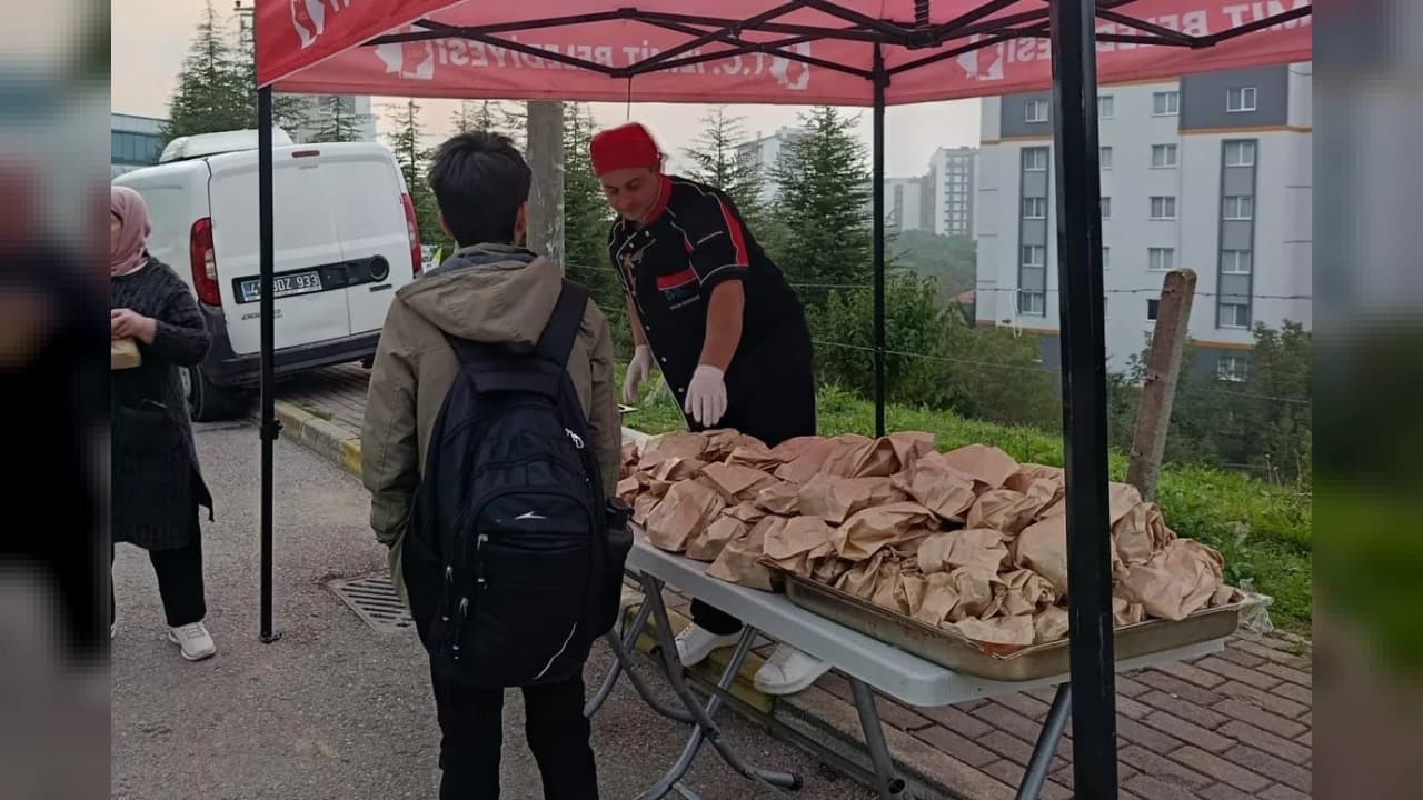 İZMİT BELEDİYESİ'NDEN ÜÇ OKULDA BESLENME SAATİ PROJESİ