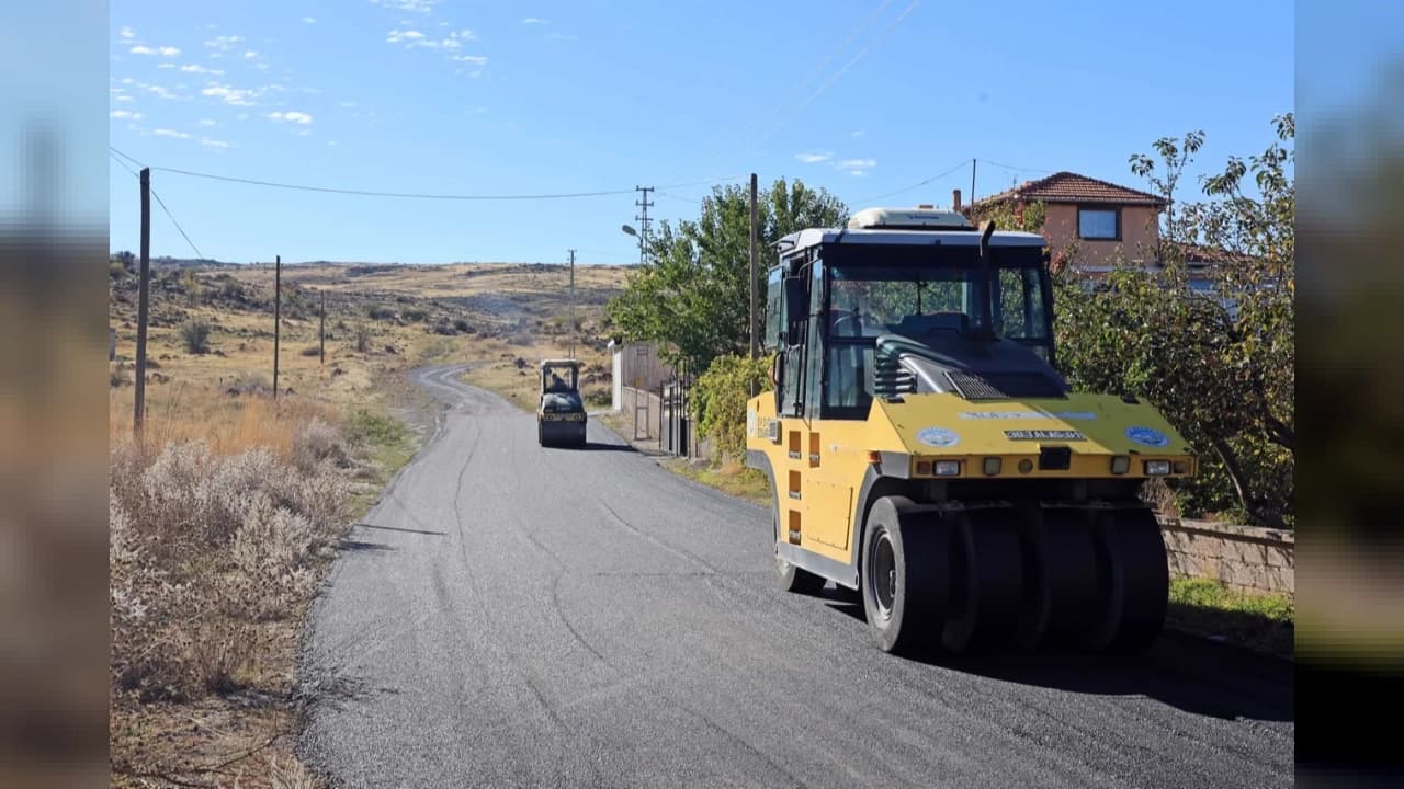 Kayseri Talas'ta iki mahalleye 2 bin metrelik sıcak asfalt serildi