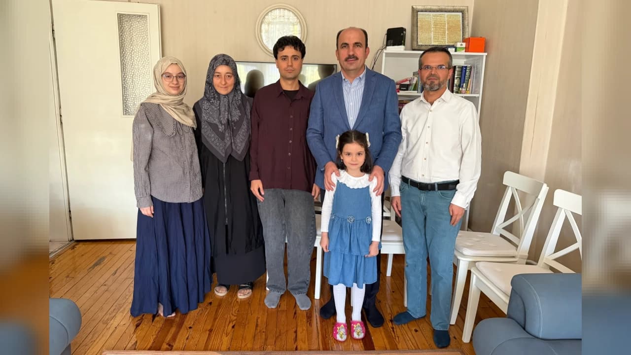 Konya'da Siyer Yarışması'nı kazanan öğrenciyi evinde ziyaret etti
