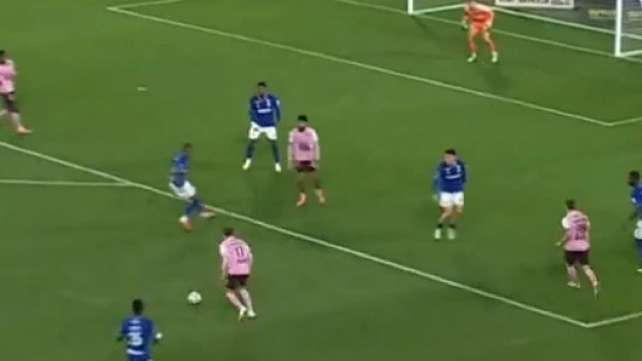 Strasbourg'u 3-0 yenen Rennes liderliğe yükseldi ve Szymanski iki gol attı