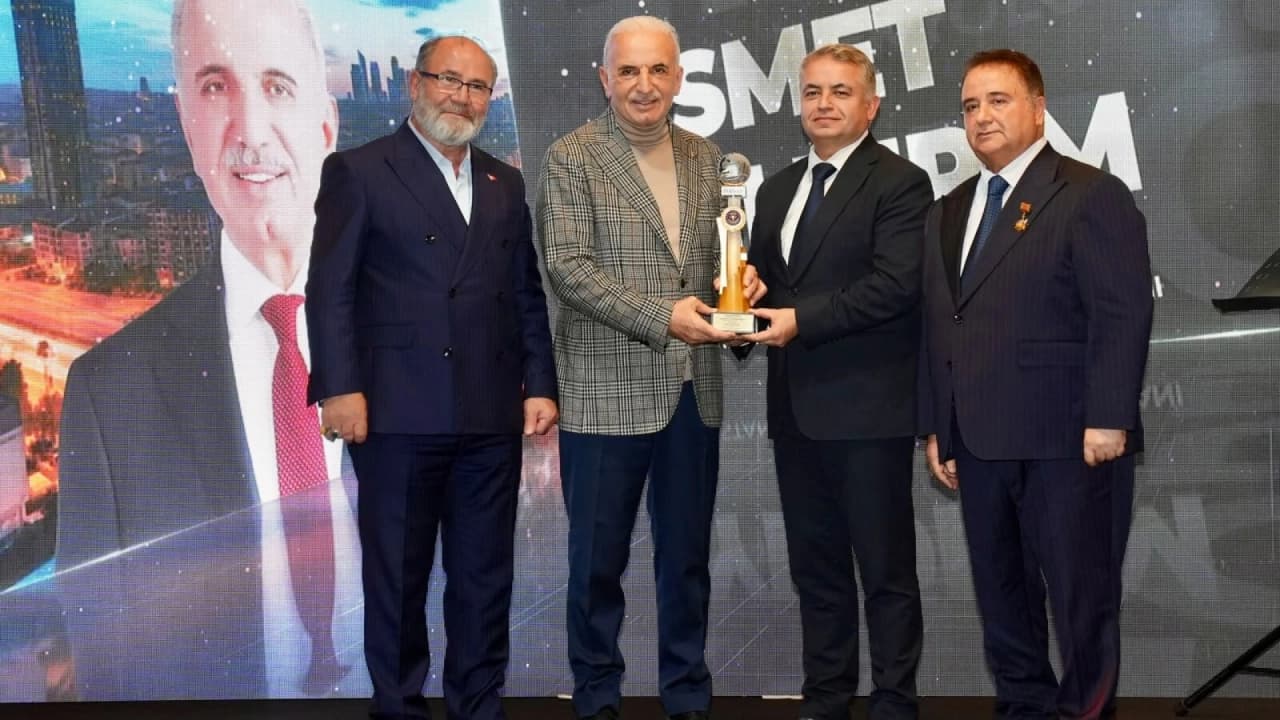 Ümraniye Belediye Başkanı İsmet Yıldırım'a İpekyolu'ndan Yılın Başkanlığı Ödülü