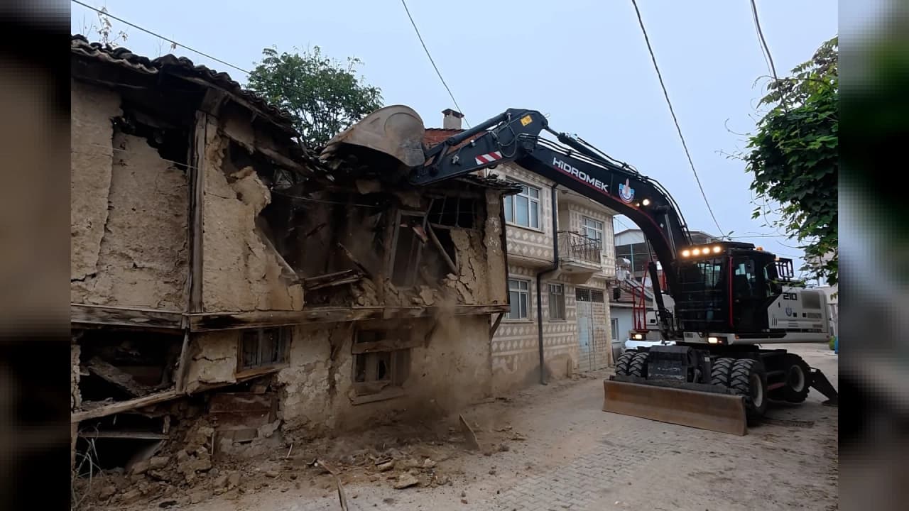 Yenişehir Belediyesinden Söylemiş Mahallesinde Metruk Yapı Yıkımı