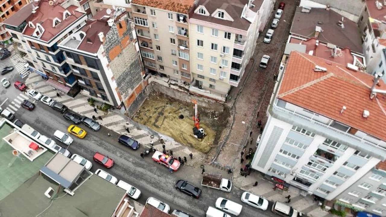 Bahçelievler'de temel kazısı nedeniyle 2 bina boşaltıldı