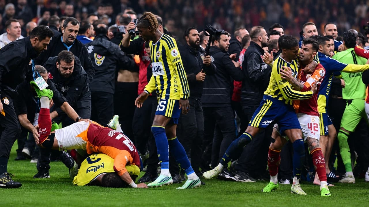 Galatasaray - Fenerbahçe derbisi sonrası kavgada kırmızı kart gören oyunculara ceza yolda
