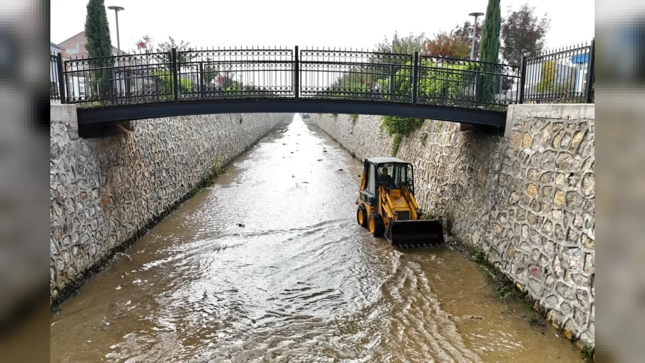 İNEGÖL'DE OLASI SEL VE SU BASKINLARINA KARŞI KANAL TEMİZLİĞİ