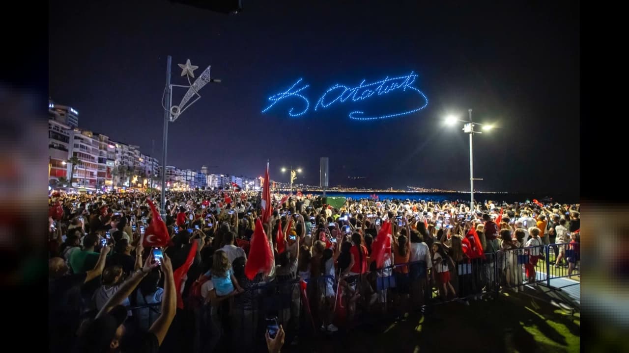 İzmir'de Cumhuriyet'in 103'üncü yıl dönümüne özel dron gösterisi