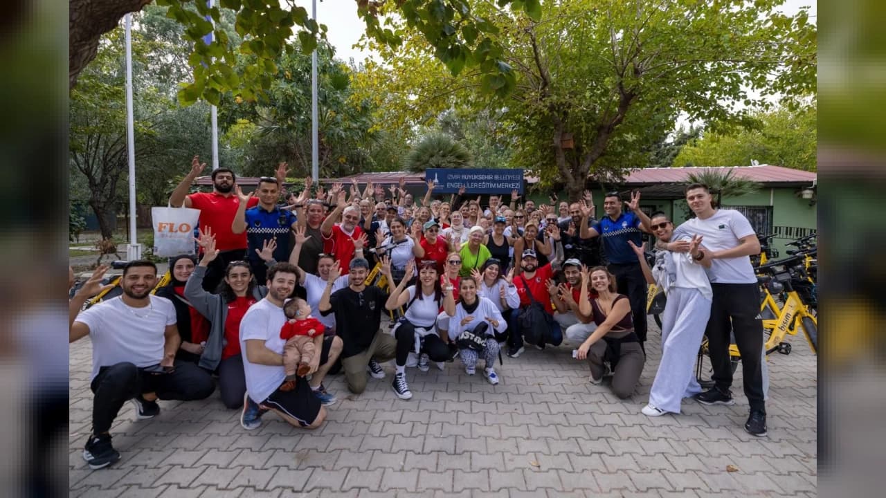 İZMİR'DE İŞİTME ENGELLİLER CUMHURİYET BİSİKLET SÜRÜŞÜNDE BULUŞTU