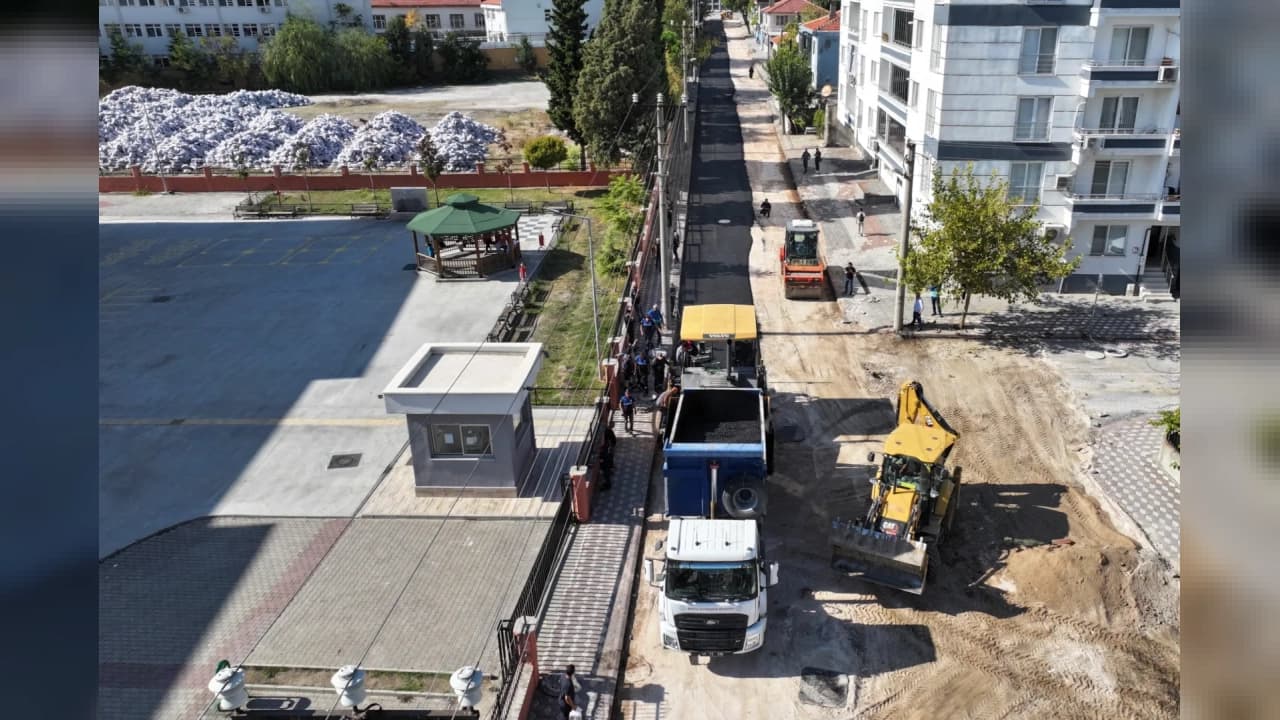 MANİSA'DA ALTYAPI ÇALIŞMASI TAMAMLANAN SOKAK SICAK ASFASTA KAVUŞTU